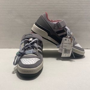 Adidas, Woman’s Size 5 (US), Forum Low 84, home alone edition, grey/red